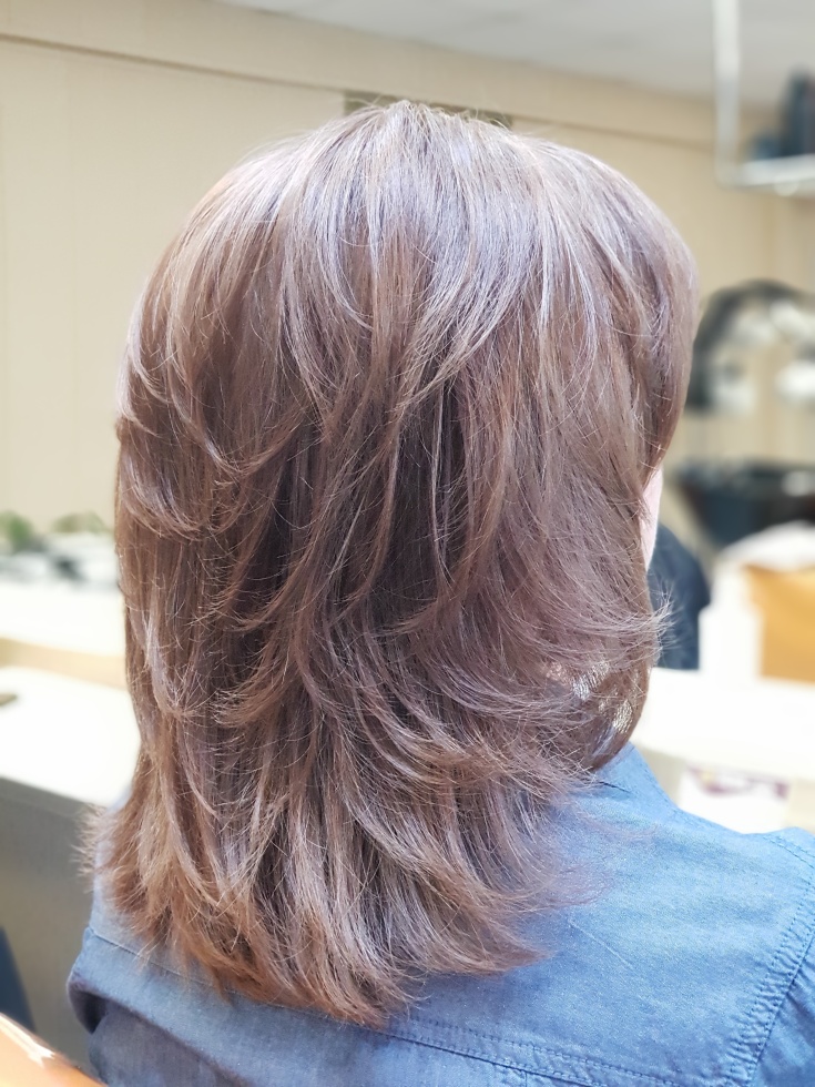 (+135 photos) Cascade graduée pour cheveux mi-longs