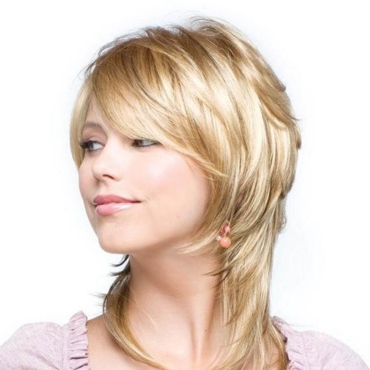 (+180 photo) Coupe de cheveux en cascade pour un visage rond