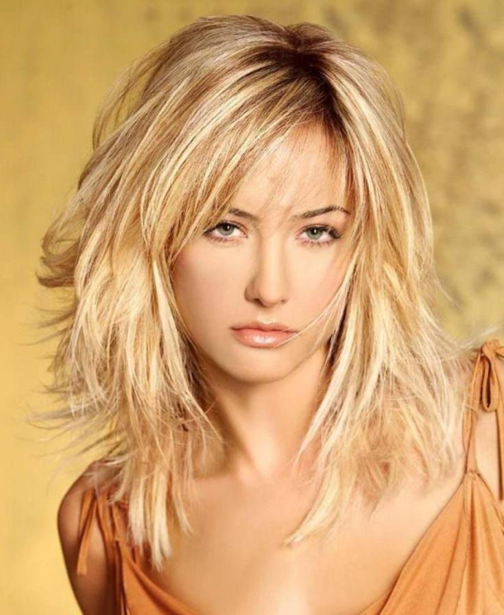 (+180 photo) Coupe de cheveux en cascade pour un visage rond
