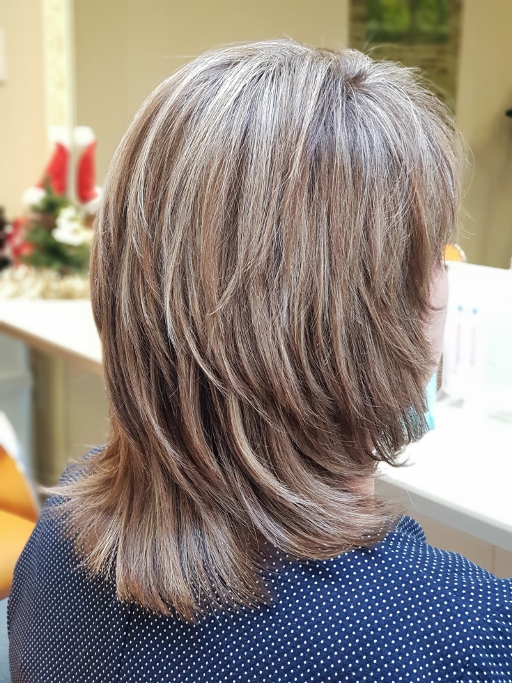 (+135 photos) Cascade graduée pour cheveux mi-longs