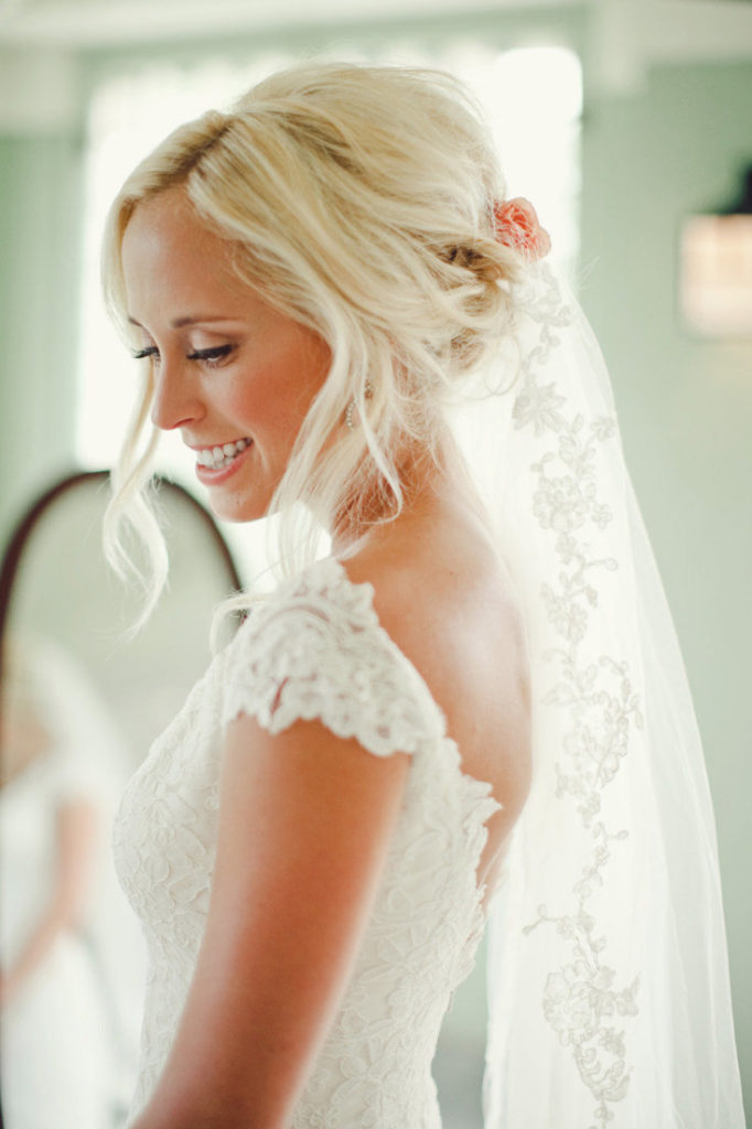 Coiffures de mariage avec un voile pour cheveux courts