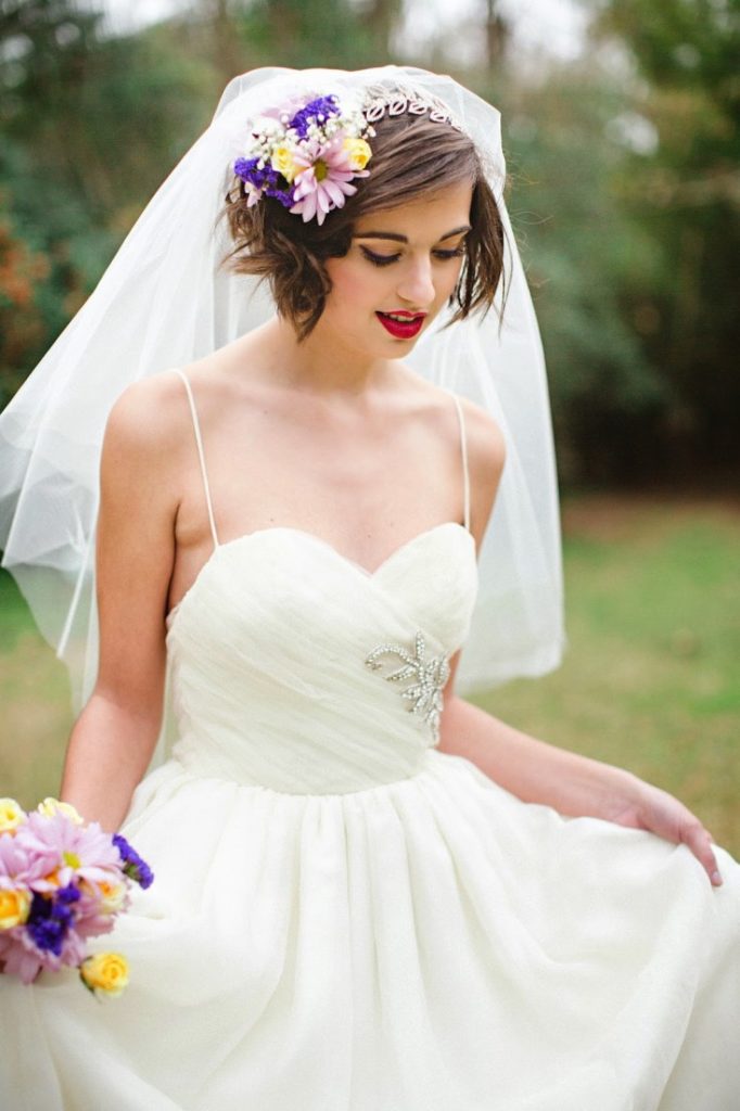 Coiffures de mariage avec un voile pour cheveux courts