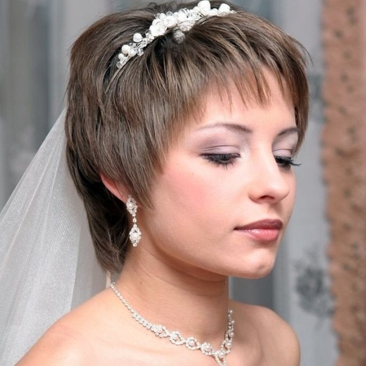 Coiffures de mariage avec un voile pour cheveux courts