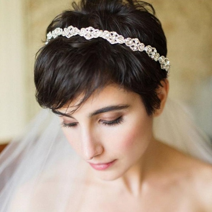 Coiffures de mariage avec un voile pour cheveux courts