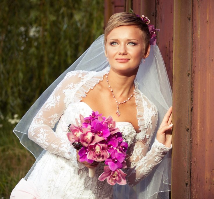 Coiffures de mariage avec un voile pour cheveux courts