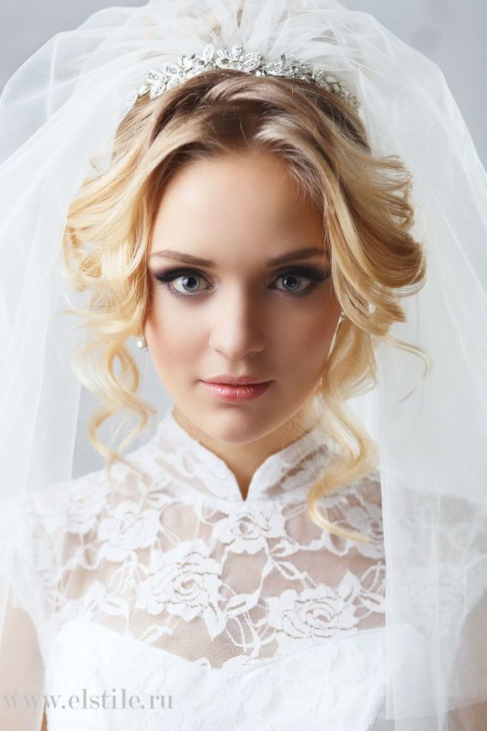 Coiffures de mariage avec un voile pour cheveux courts