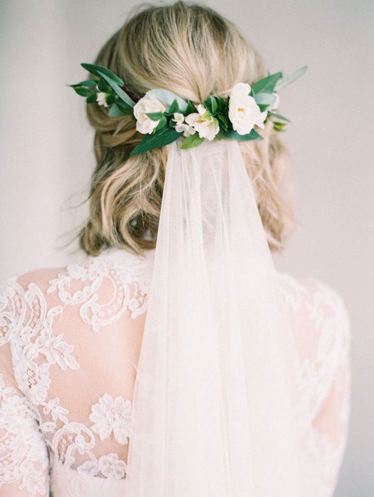 Coiffures de mariage avec un voile pour cheveux courts