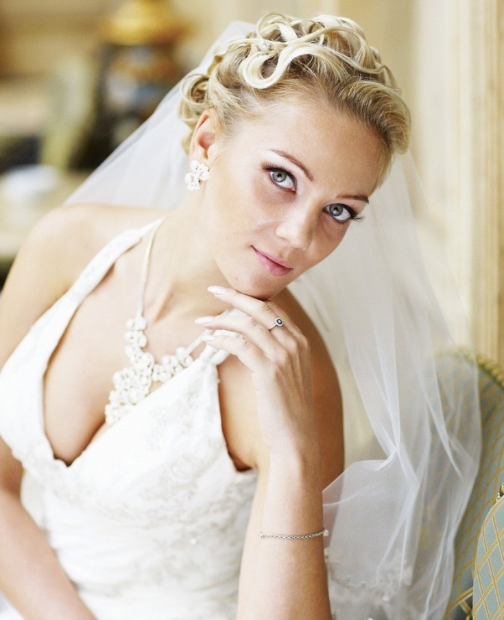 Coiffures de mariage avec un voile pour cheveux courts
