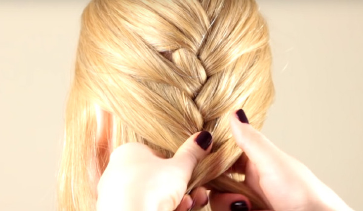 Coiffures topiques simples pour les cheveux paresseux moyens à longs