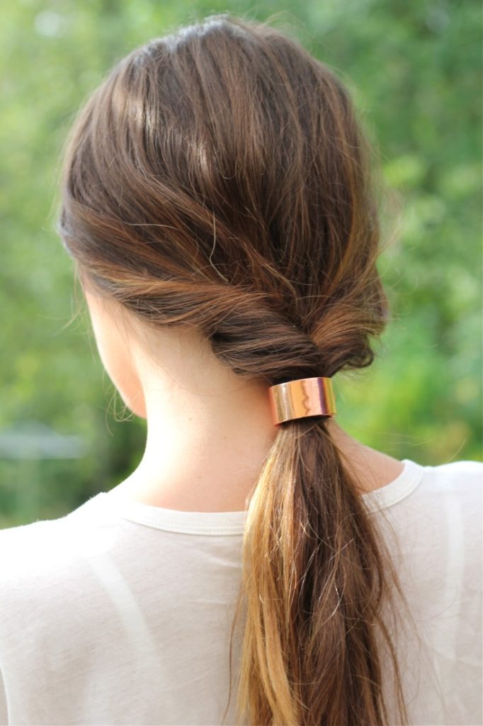 Coiffures faciles pour vous-même en 5 minutes pour les cheveux mi-longs à l'école