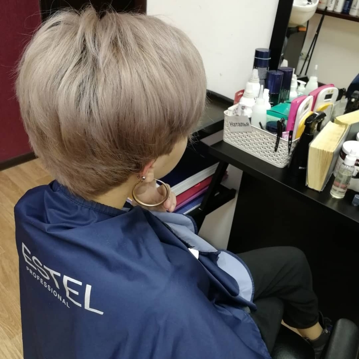 Couleur de cheveux châtain clair pour cheveux courts