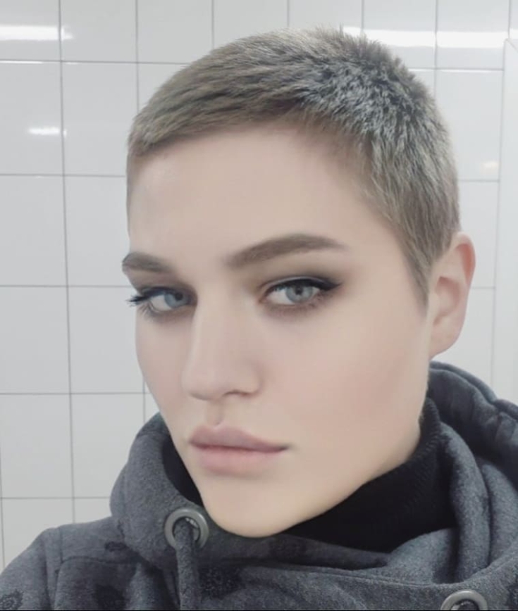 Couleur de cheveux châtain clair pour cheveux courts