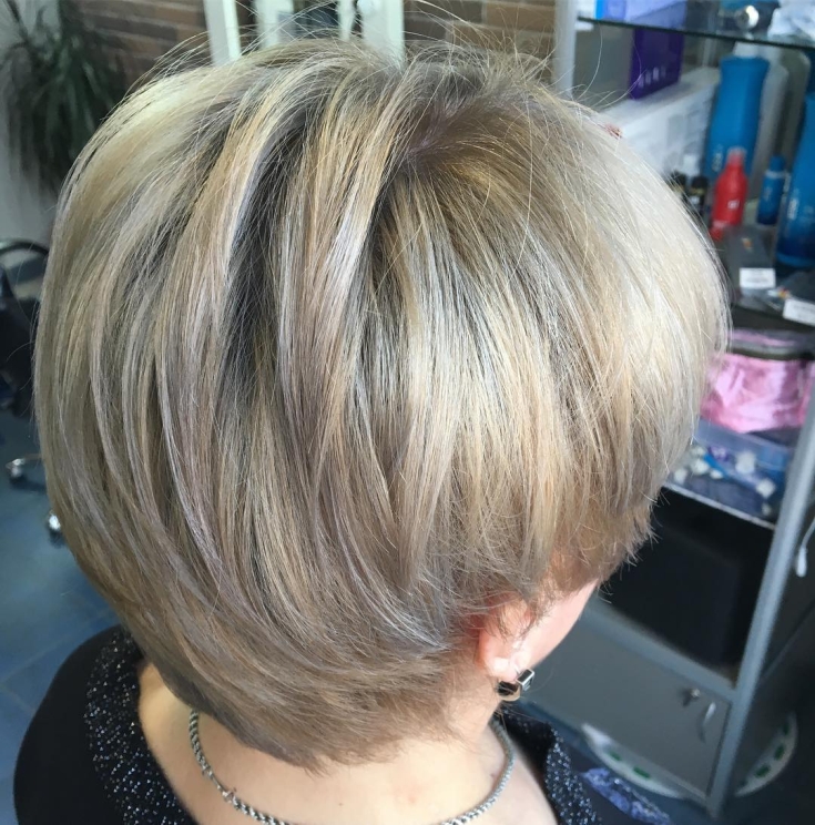 Couleur de cheveux châtain clair pour cheveux courts