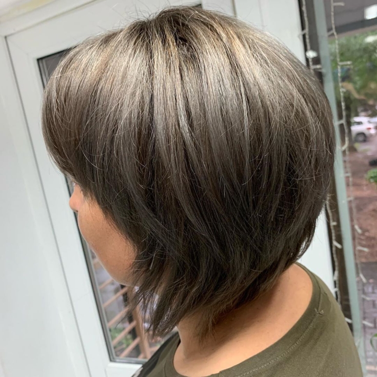 Couleur de cheveux châtain clair pour cheveux courts