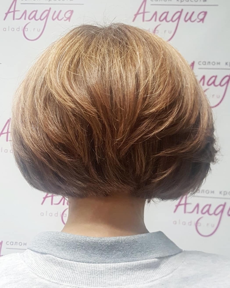 Couleur de cheveux châtain clair pour cheveux courts