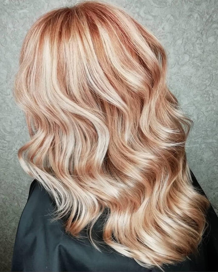Couleur de cheveux blond rose