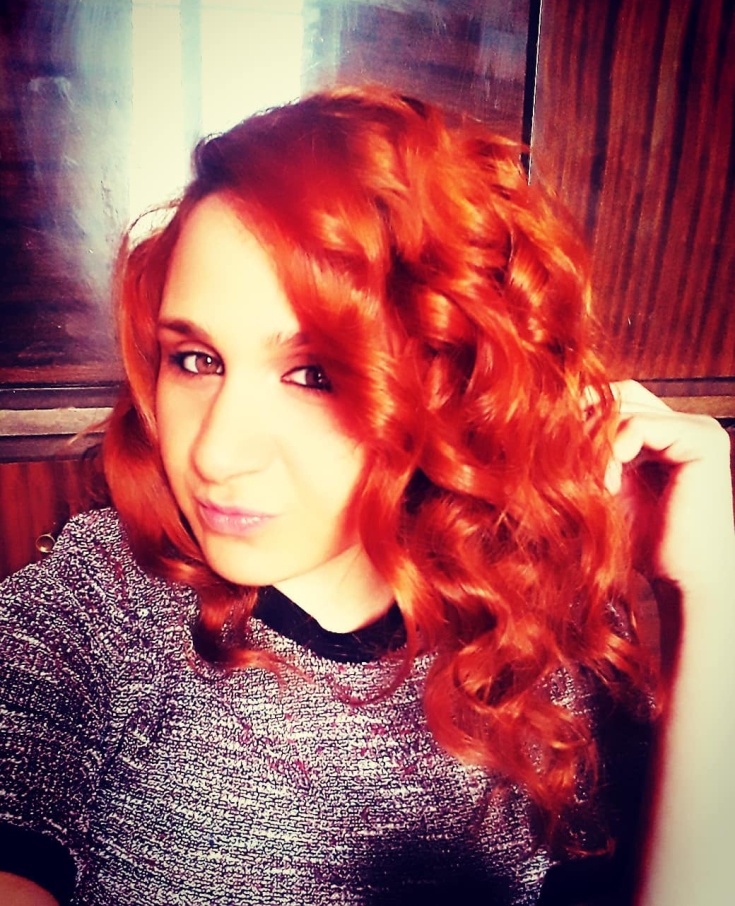 Cheveux roux aux yeux marrons