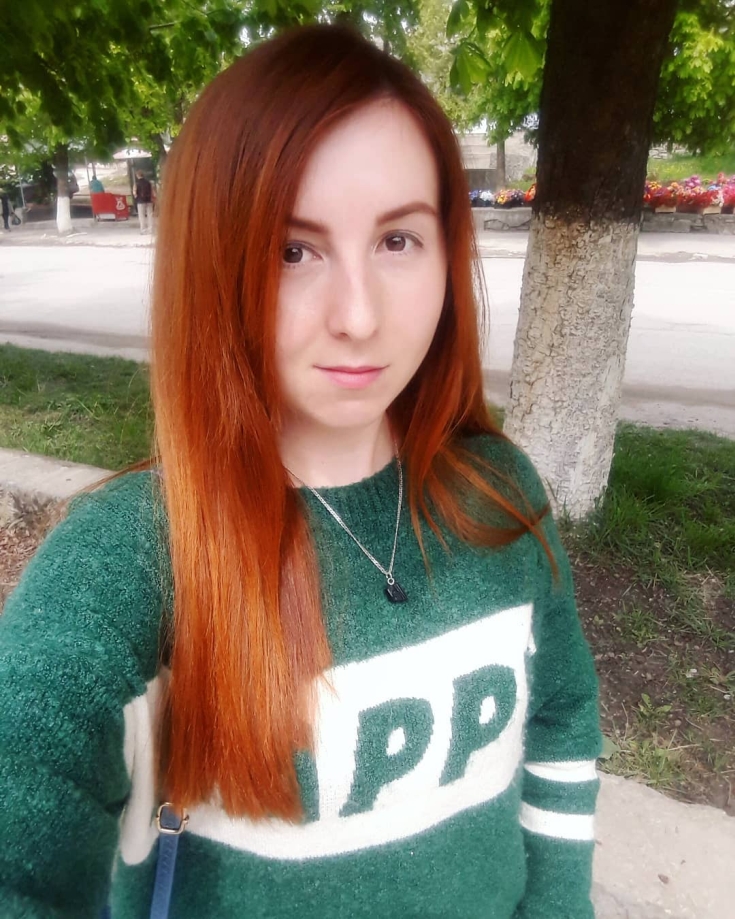 Cheveux roux aux yeux marrons