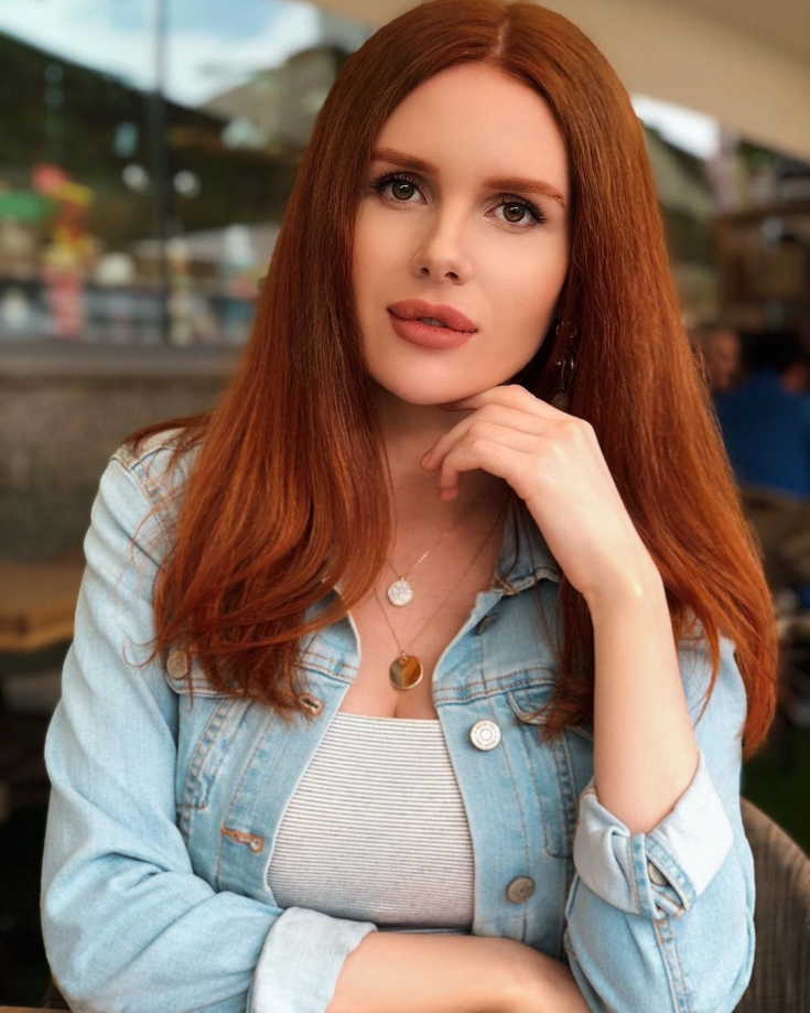 Cheveux roux aux yeux marrons