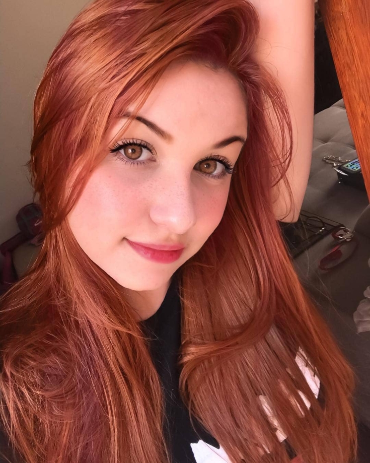 Cheveux roux aux yeux marrons