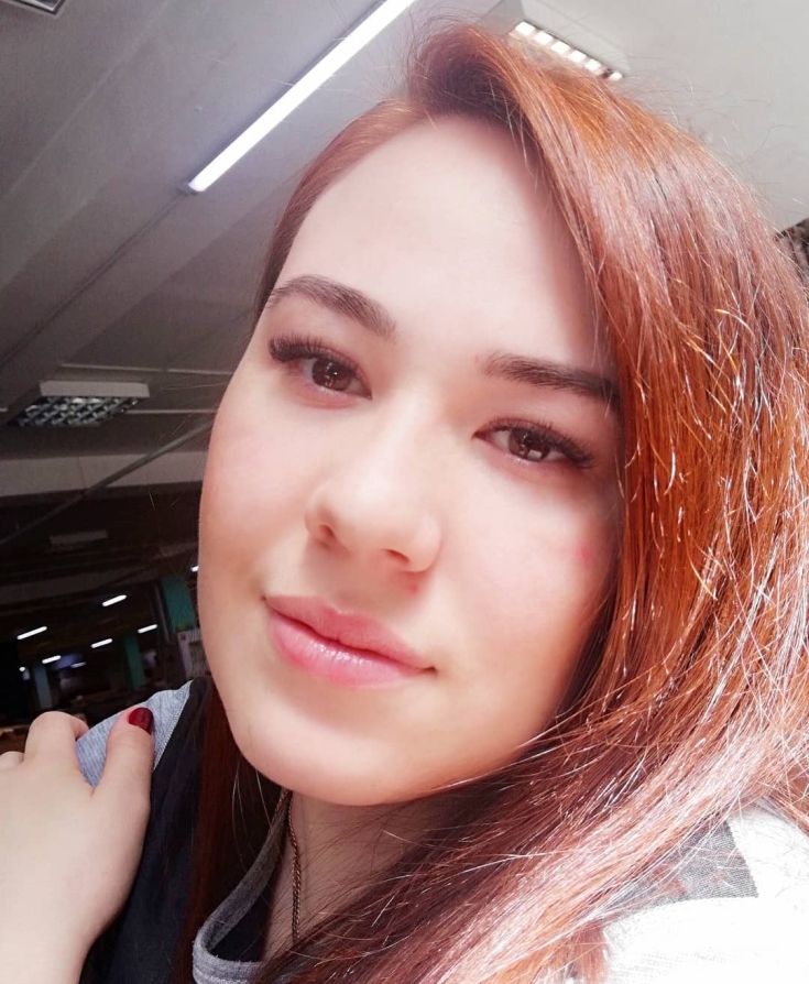 Cheveux roux aux yeux marrons