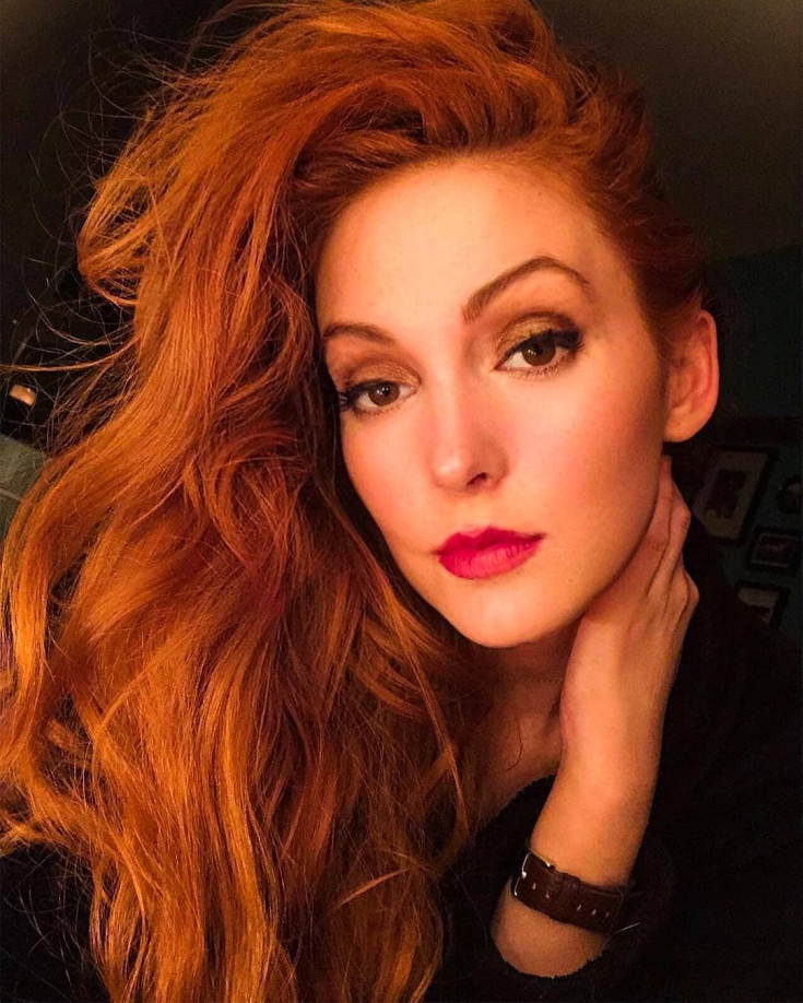 Cheveux roux aux yeux marrons