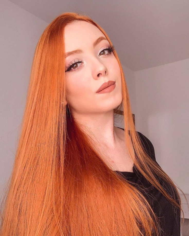 Cheveux roux aux yeux marrons