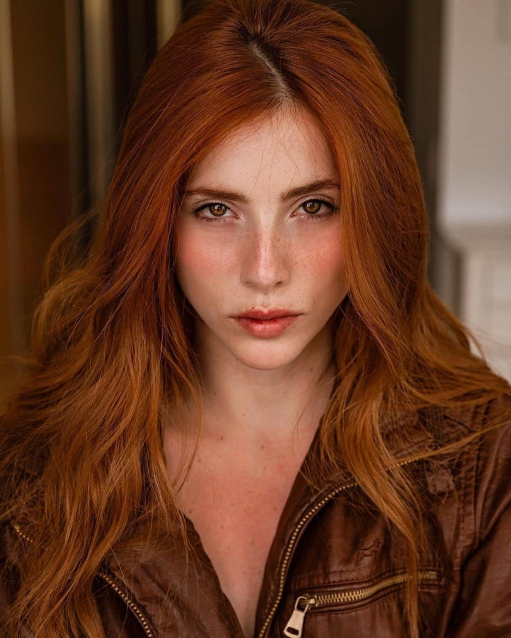 Cheveux roux aux yeux marrons