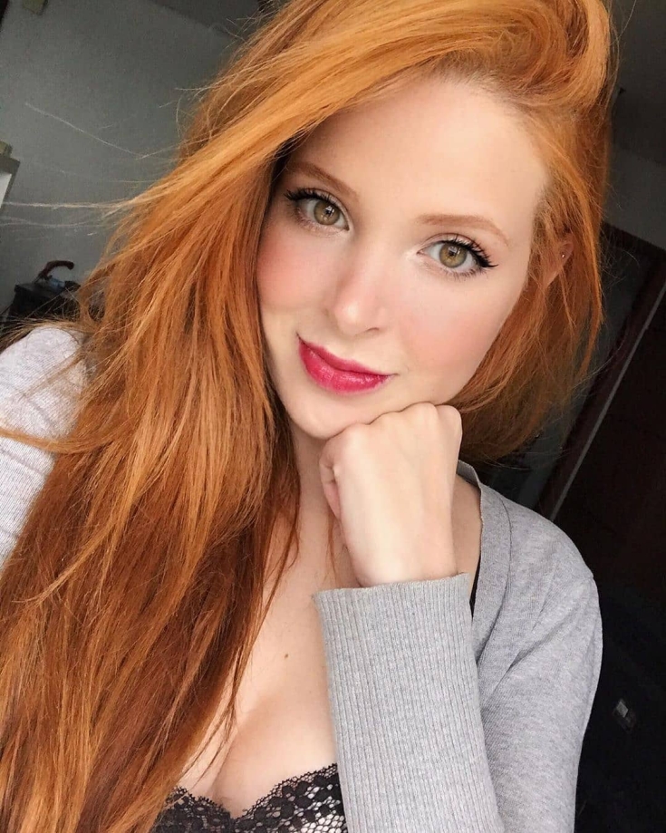 Cheveux roux aux yeux marrons