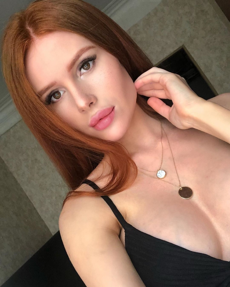 Cheveux roux aux yeux marrons