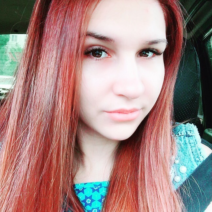 Cheveux roux aux yeux marrons