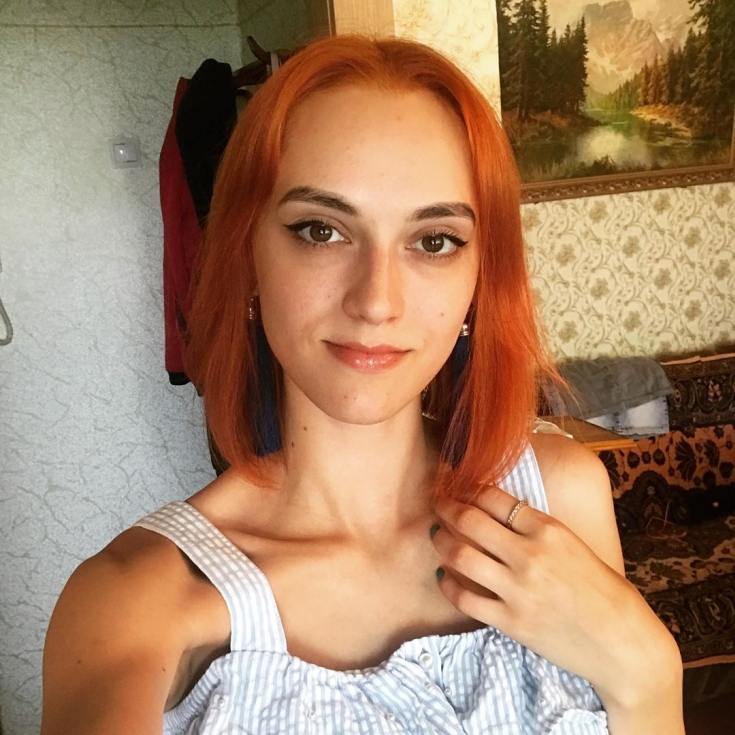 Cheveux roux aux yeux marrons
