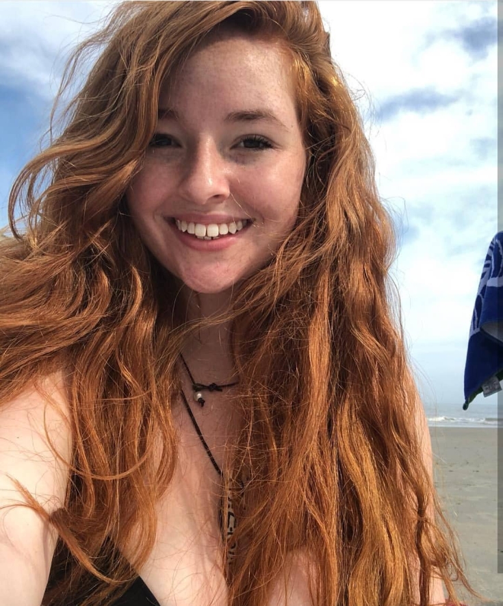 Cheveux roux aux yeux marrons