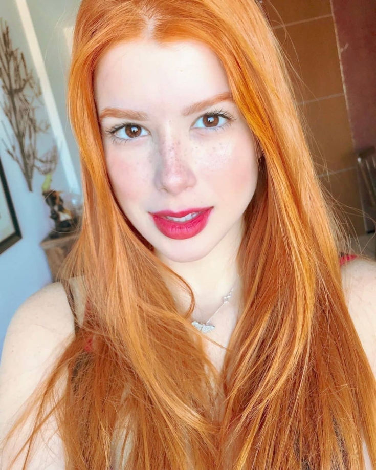 Cheveux roux aux yeux marrons