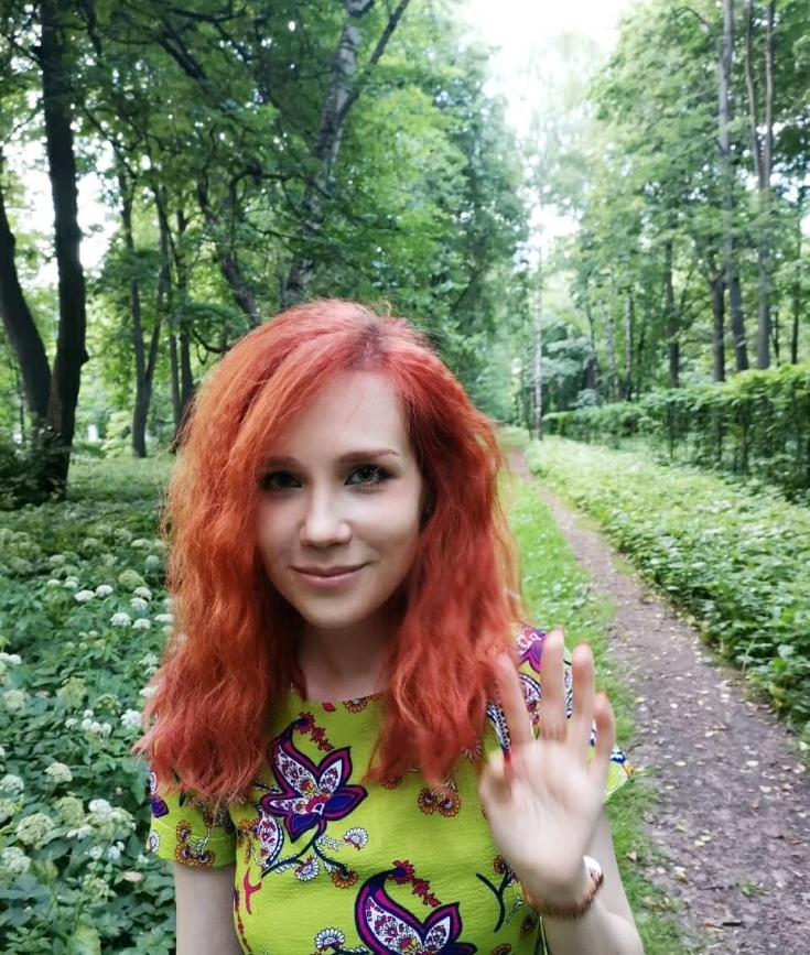 Cheveux roux aux yeux marrons