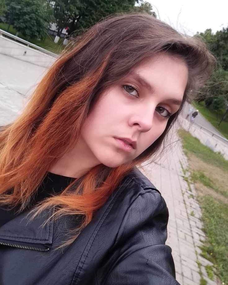 Cheveux roux aux yeux marrons