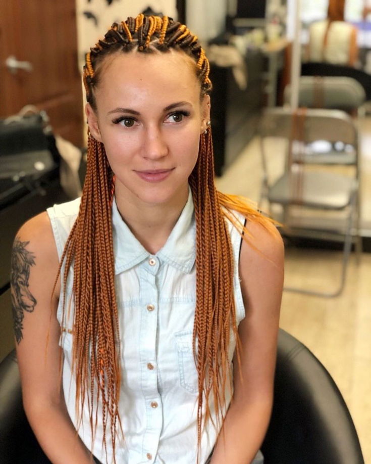 Cheveux roux aux yeux marrons