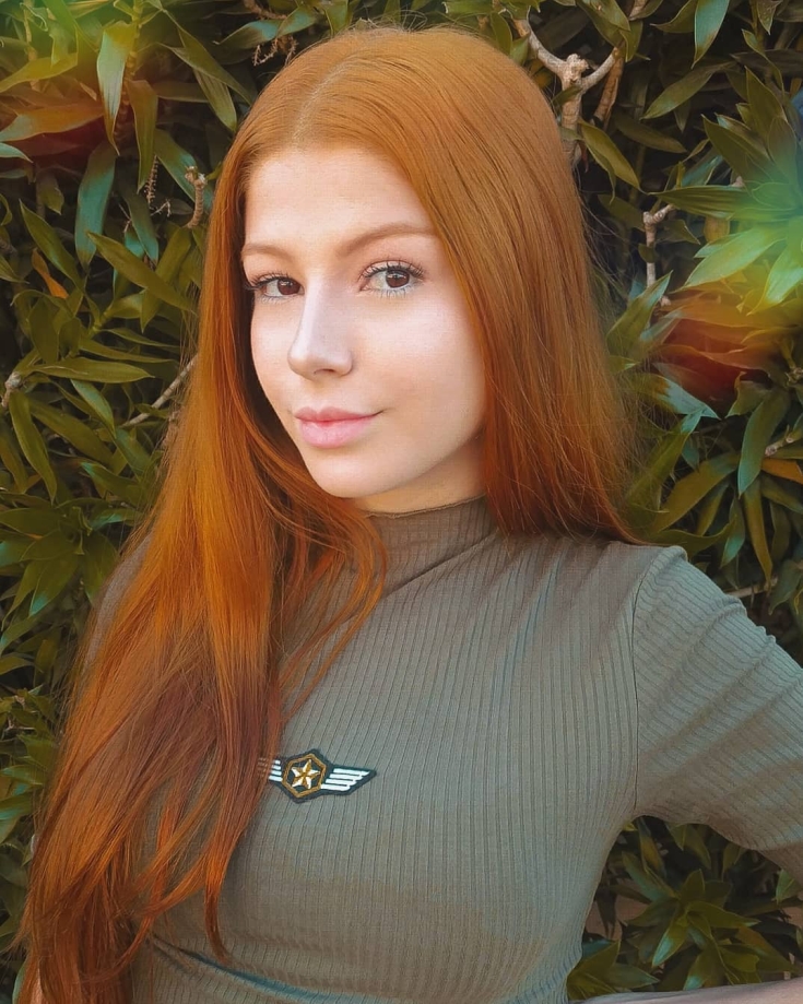 Cheveux roux aux yeux marrons