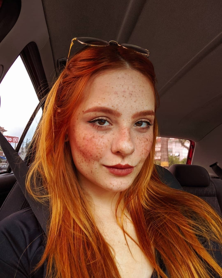 Cheveux roux aux yeux marrons