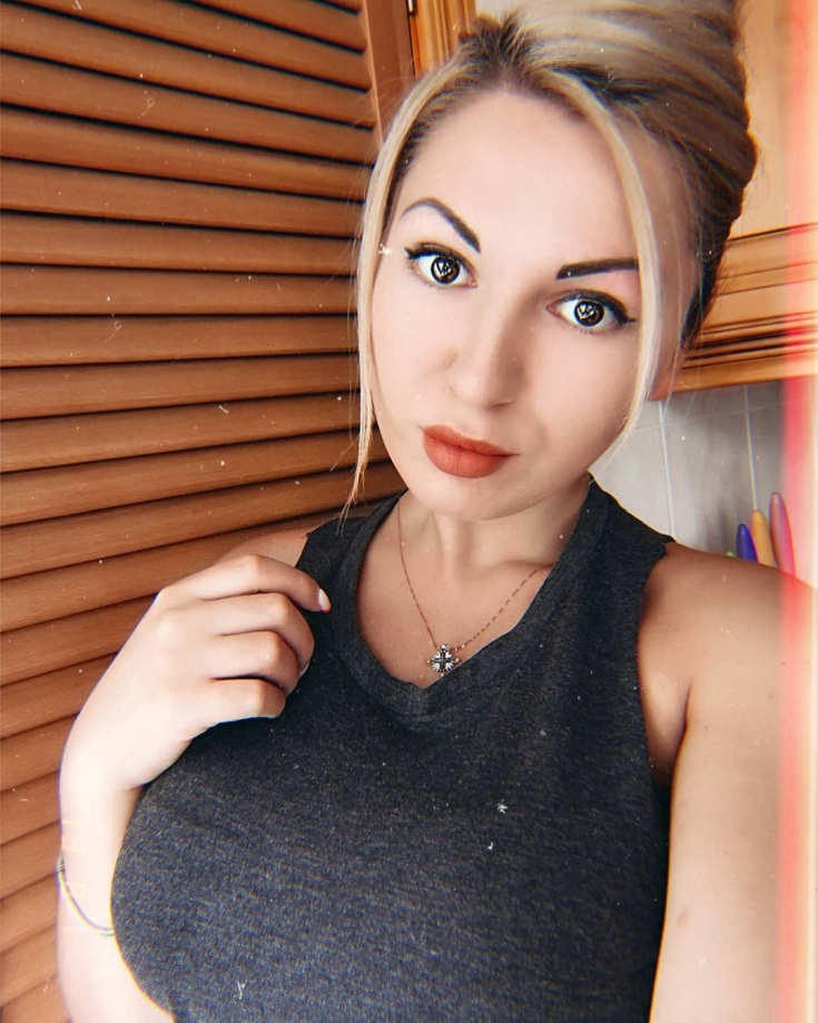 Couleur des cheveux peau pâle yeux marron
