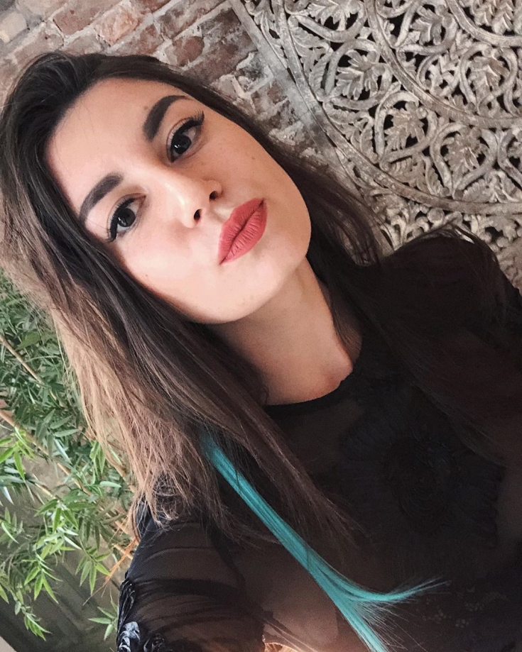 Couleur des cheveux peau pâle yeux marron