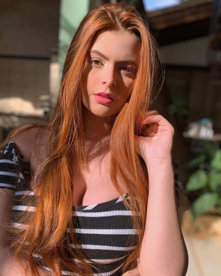 Cheveux roux aux yeux marrons