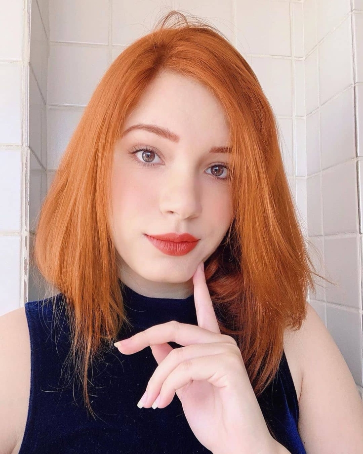 Cheveux roux aux yeux marrons