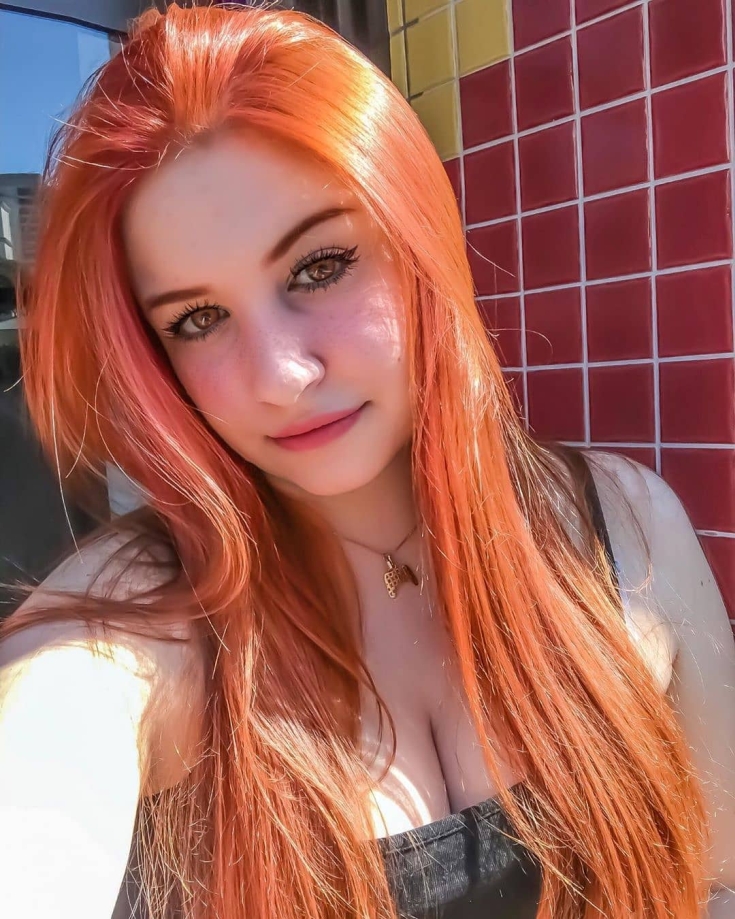 Cheveux roux aux yeux marrons