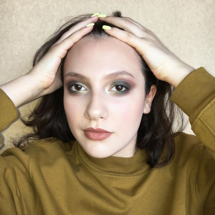 Couleur des cheveux peau pâle yeux marron