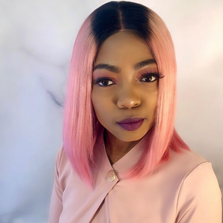 Couleur de cheveux rose perle