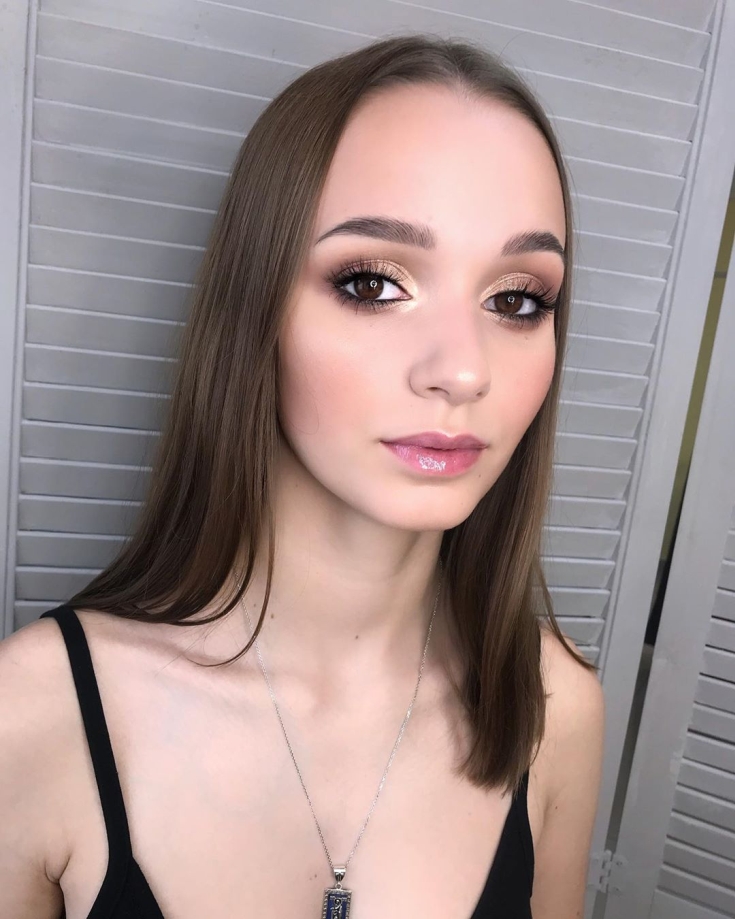 Couleur des cheveux peau pâle yeux marron