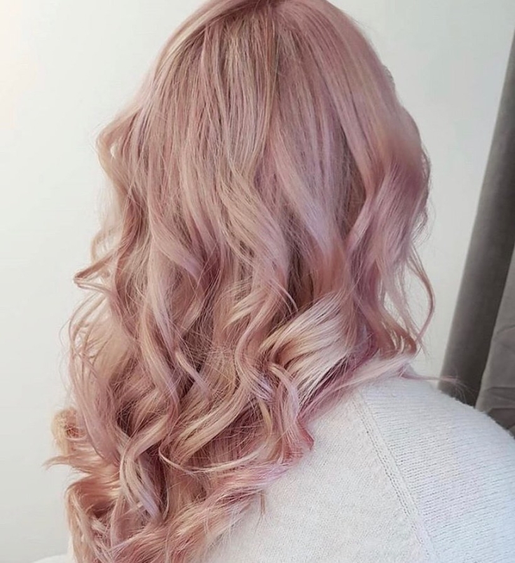 Couleur de cheveux rose cendré