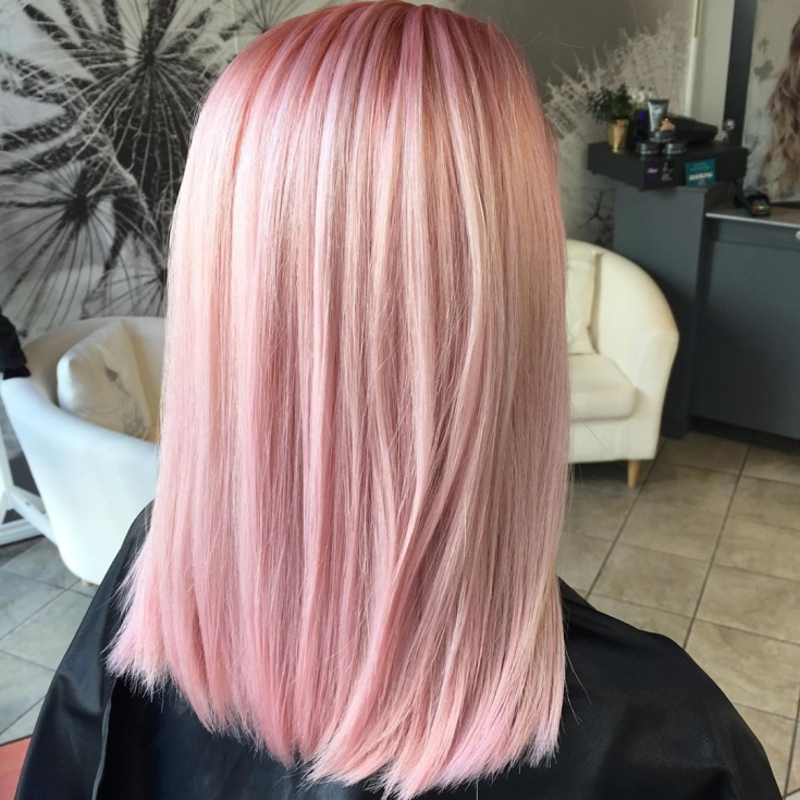 Couleur des cheveux blond rose