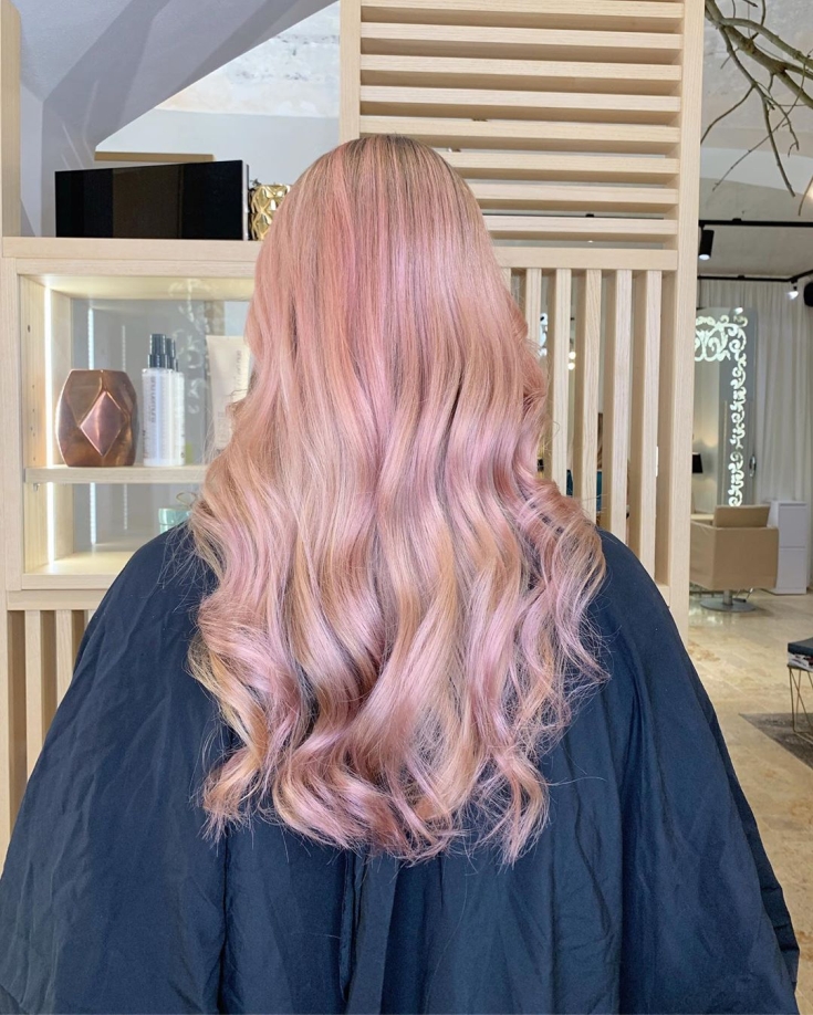 Couleur des cheveux blond rose